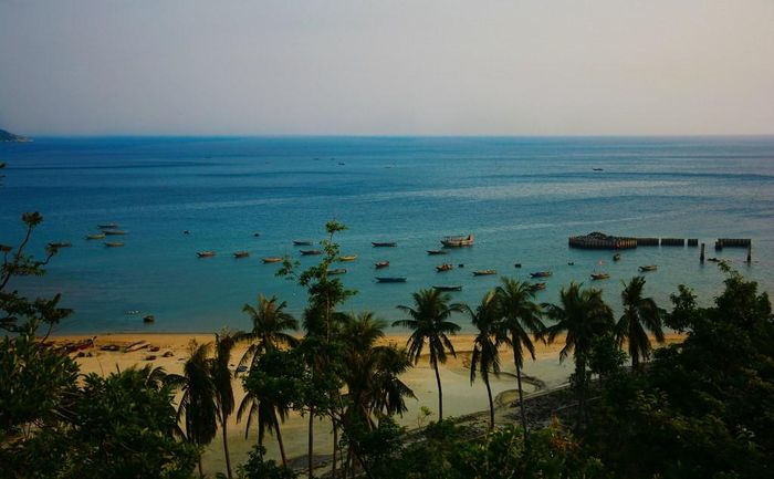 Những con thuyền nhỏ trên biển lặng, khu vực bãi Hương.