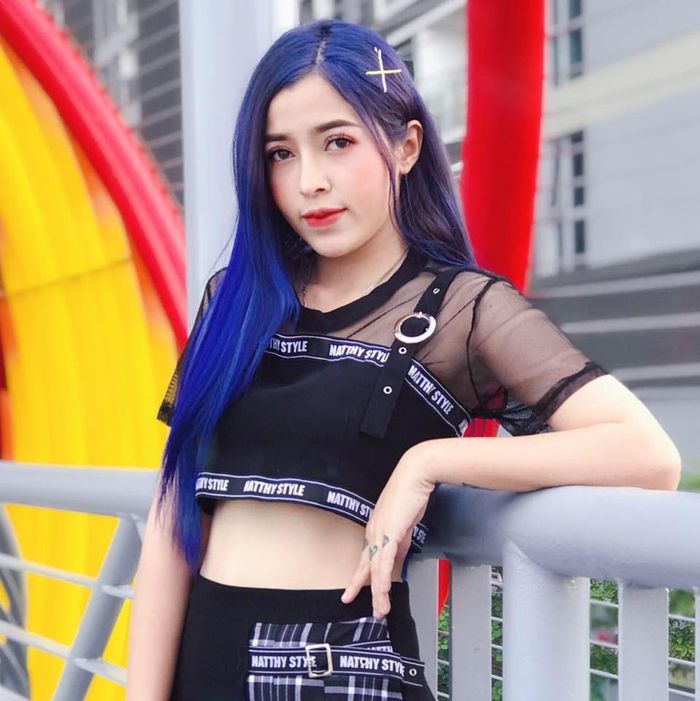 Linh Barbie có khuôn mặt xinh xắn đang có hơn 2,1 triệu người theo dõi. Trong khi đó, chàng là soái ca Tik Tok với gương mặt lạnh lùng chuẩn “nam thần truyện tranh”.