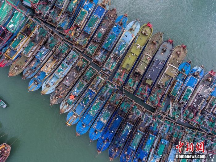 Khoảng 60.000 người trên các tàu này đã sơ tán lên bờ. Ảnh: China News.