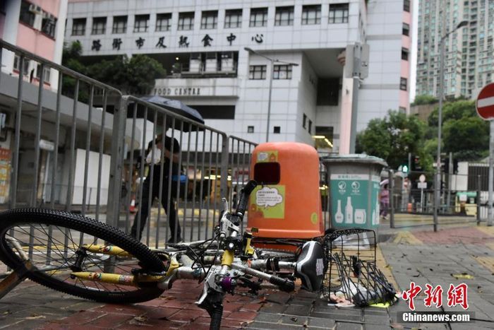 Hong Kong không nằm trên đường đi của tâm bão nhưng bị ảnh hưởng bởi hoàn lưu bão, có mưa và gió lớn. Ảnh: China News.
