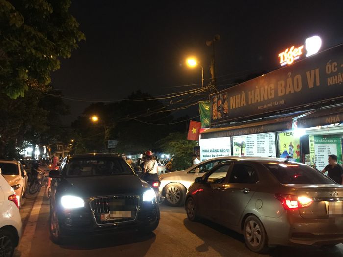 Tối 19/8 người dân vẫn đổ về Phủ Tây Hồ dù có thông báo đóng cửa