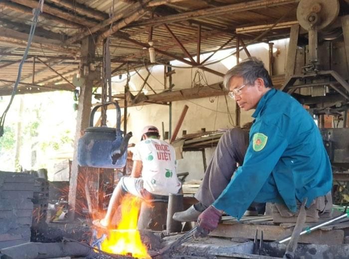 Ông Trần Đình Thông vẫn miệt mài giữ lửa nghề rèn