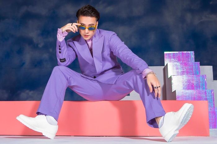 S.T Sơn Thạch biến hóa nhiều phong cách.