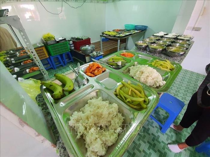 Các phần cơm 2.000 đồng.