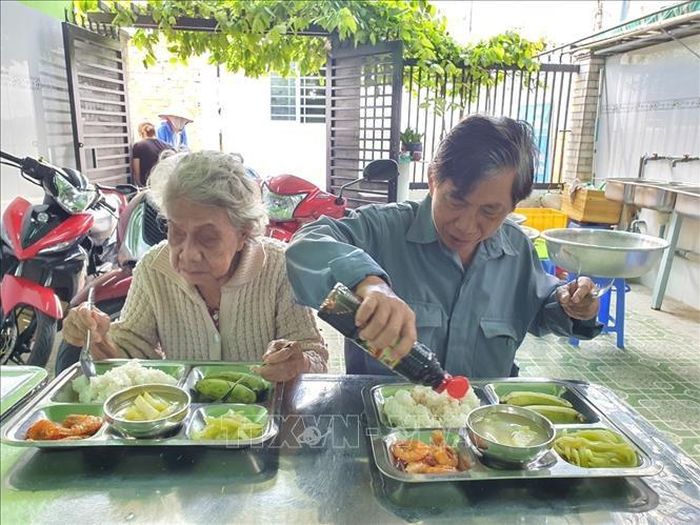 Khách thưởng thức bữa trưa 2.000 đồng.