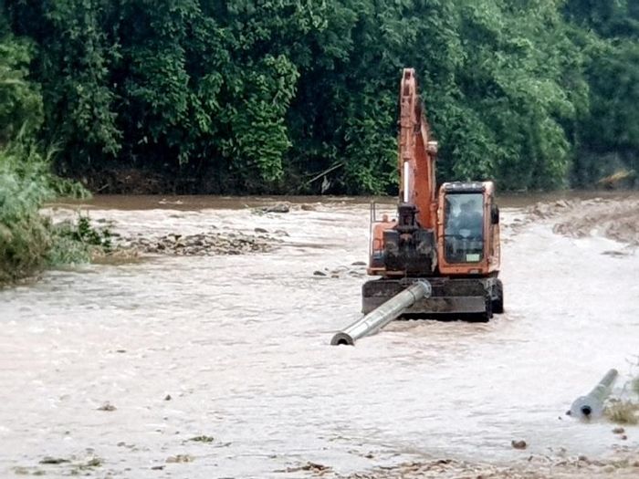 Những người thợ Điện lực thành phố Hạ Long “đội” mưa rét dựng cột, kéo dây khi trời ngớt mưa là đóng cầu dao phóng điện an toàn.