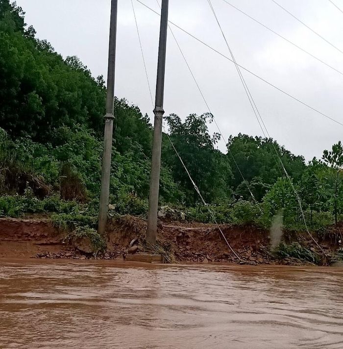 Lũ rừng cuốn trôi ụ móng, làm nghiêng đổ một cây cột điện trung thế ở thôn Phù Liễn, xã Đồng Sơn.