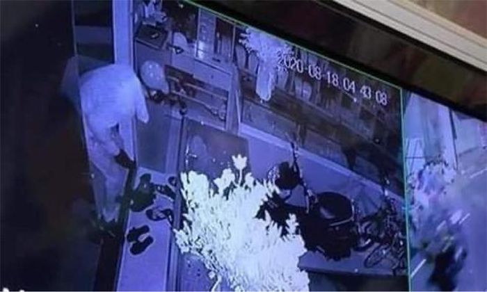 Tên trộm đột nhập vào tiệm vàng Tuấn Đạt.