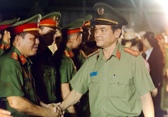 Đại tá Lê Hồng Nam, Giám đốc Công an TPHCM động viên CBCS tại Lễ ra quân cao điểm tấn công, trấn áp tội phạm, ngày 15-7-2020. Ảnh: ĐỨC NAM