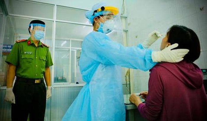 Lực lượng y tế Công an TPHCM chủ động, tích cực trong công tác phòng chống Covid-19. Ảnh: ĐỨC NAM