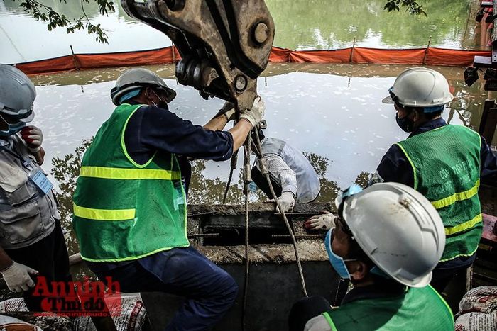 Để đảm bảo tiêu chí không xâm lấn diện tích lòng hồ, đơn vị thi công đã tiến hành rất cẩn trọng công tác trắc địa để xác định vị trí đặt kè đảm bảo không xâm phạm vào mốc di sản, không thu hẹp lòng hồ.