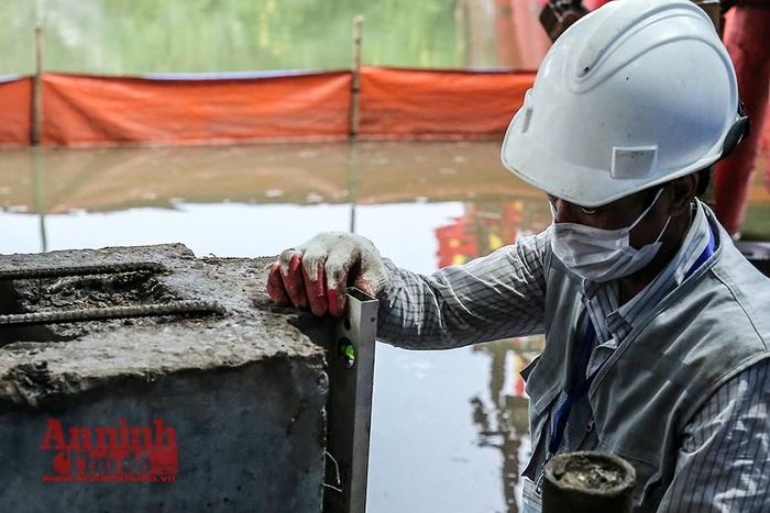 Chiều sâu kè chôn trong đất nền (so với mặt ngoài chân kè) trung bình 1,17 m, kè ngập trong nước 0,85m đến 1,05 m
