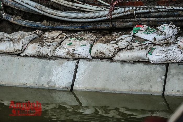 Trước khi thi công phải cắm cọc tre, quây bạt để đảm bảo nước tại vị trí thi công không loang ra ngoài hồ.