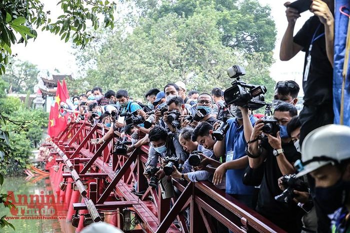 Đông đảo phóng viên theo dõi sự kiện