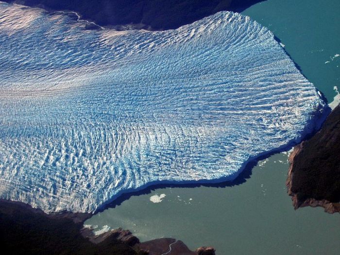 Perito Moreno là một trong 48 sông băng thuộc hệ thống dãy núi dài nhất thế giới Andes, lấy nguồn băng chủ yếu từ Patagonia. Vùng đất được xem như nơi tận cùng Trái Đất bởi chỉ cách Nam Cực khoảng 1.000 km. Như các sông băng khác, Perito Moreno được hình thành hoàn toàn từ tuyết. Nơi đây là nguồn cung cấp nước ngọt lớn thứ 3 thế giới.