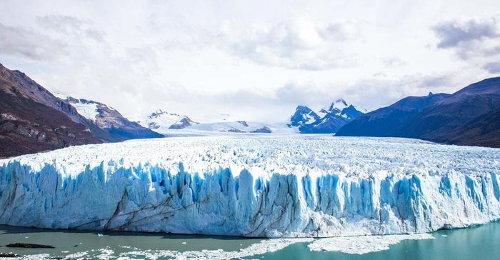 Tọa lạc tại công viên quốc gia Los Glaciares, Argentina, sông băng Perito Moreno trải dài trên diện tích 250 km2 với chiều dài 30 km, chiều rộng 5 km, độ dày 170 m. Được phát hiện bởi nhà thám hiểm Francisco Moreno vào thế kỷ 10, dòng sông này ước tính có niên đại khoảng 15.000 năm. Nơi đây được đánh giá là sông băng đẹp và lâu đời nhất ở Argentina.