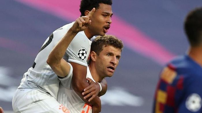  Sau Lewandowski, Bayern có thể đặt niềm tin vào Thomas Mueller. Đẳng cấp của chân sút người Đức là điều không thể bàn cãi. Mueller có lối chơi khác lạ. Anh di chuyển không bóng tốt và luôn biết cách xuất hiện đúng thời điểm. Tiền đạo người Đức có 14 bàn trên tất cả đấu trường. 