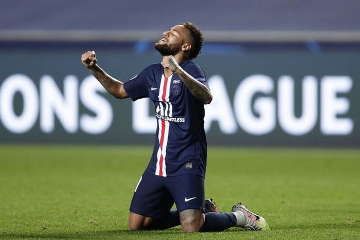  Neymar là ngôi sao được PSG đặt nhiều kỳ vọng. Chân sút người Brazil ghi 19 bàn trên mọi đấu trường mùa này. Dù chưa có bàn thắng nào từ vòng tứ kết, cựu sao Barca vẫn là ngòi nổ quan trọng. 