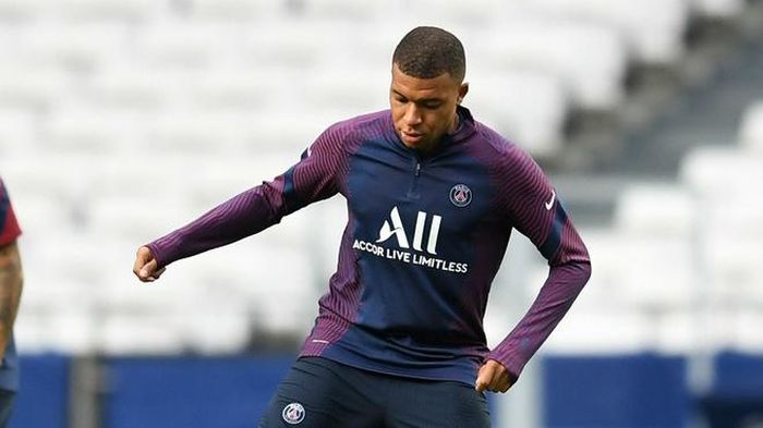  Về phía PSG, tiền đạo ghi bàn nhiều nhất cho CLB là Mbappe với 30 pha lập công trên mọi đấu trường. So với Lewandowski, Mbappe lép vế về thành tích. Tuy vậy, hàng thủ Bayern không thể khinh suất trước tay săn bàn tài năng này. 