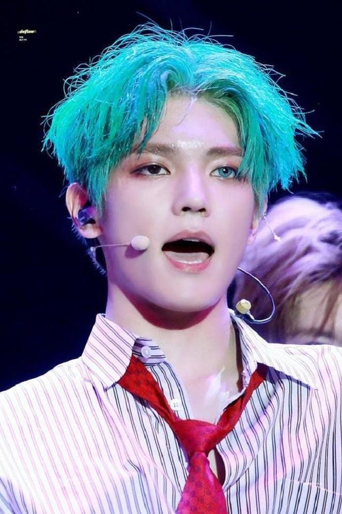 Màu tóc xanh cùng phong cách đeo lens một bên gây ấn tượng của Taeyong