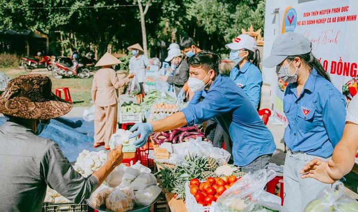 Nhóm thiện nguyện của anh Đức tổ chức "Phiên chợ 0 đồng" cho người dân.