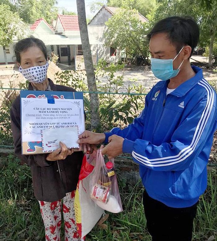 Anh Hồ Xuân Ánh - thành viên CLB Mầm xanh hy vọng tặng quà cho bà con gặp khó khăn vì dịch bệnh.