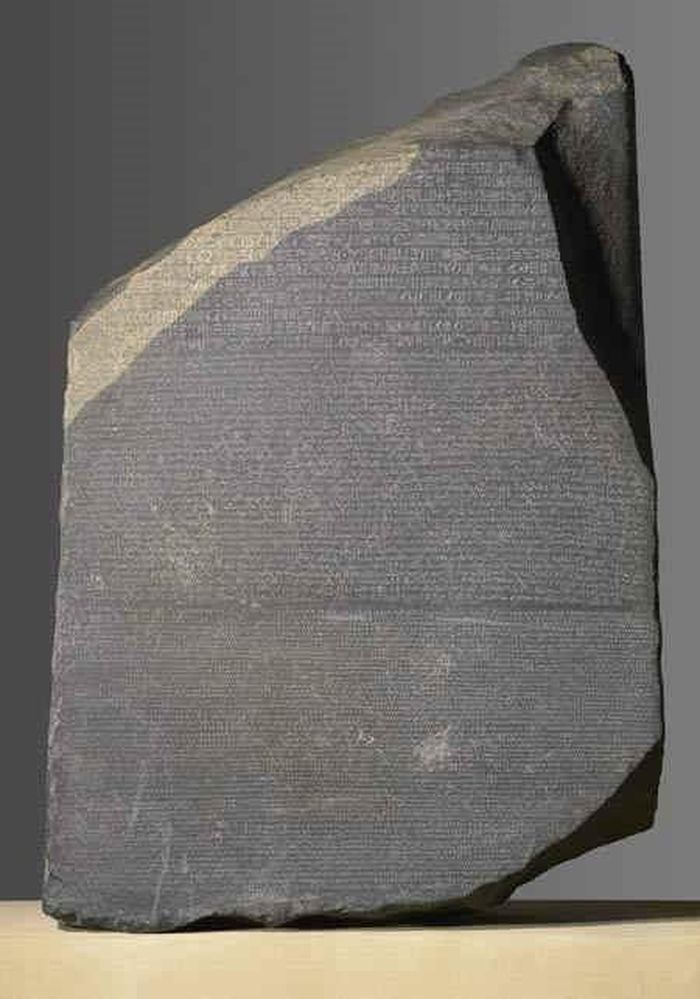 Để người dân có thể hiểu được nội dung trên phiến đá cổ Rosetta, pharaoh Ptolemy V cho người viết bằng 2 ngôn ngữ là: Ai Cập và Hy Lạp cổ đại.