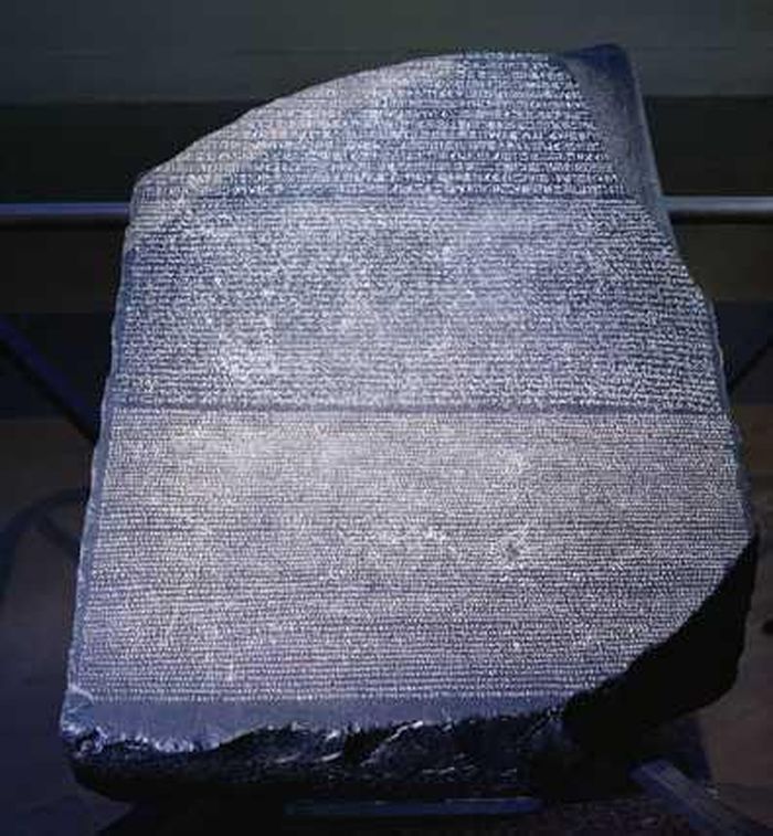 Phiến đá Rosetta là khối đá bazan cao 114 cm và rộng 72 cm. Nó được pharaoh Ptolemy V cho người làm ra vào năm 196 trước Công nguyên.