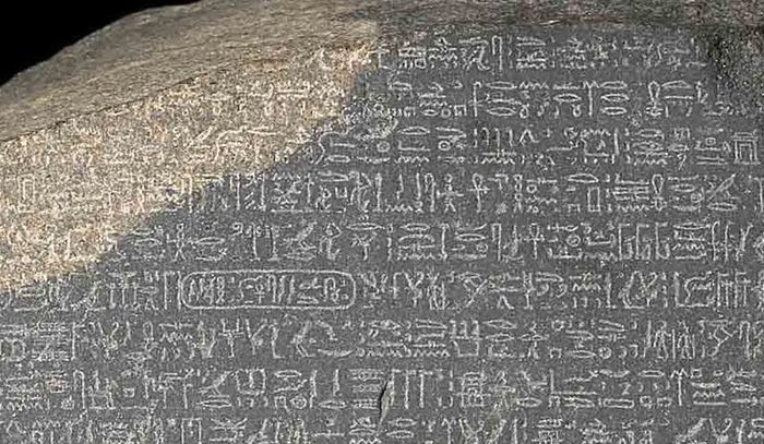 Phải tới năm 1799, phiến đá Rosetta được một học giả, sĩ quan quân đội Pháp có tên Pierre Bouchard phát hiện tại khu vực đồng bằng sông Nile của Ai Cập.