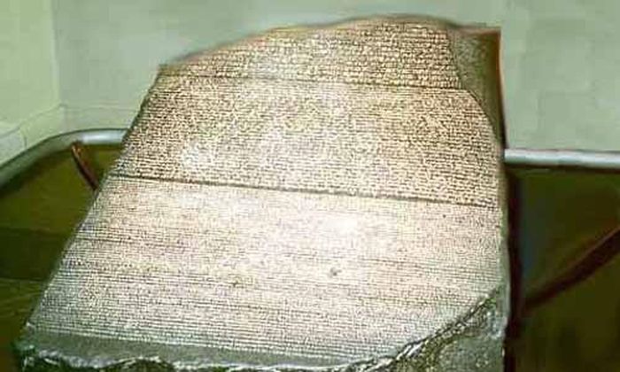 Vào năm 1801, lực lượng Anh đánh bại quân đội Pháp tại Ai Cập. Theo đó, người Anh mang phiến đá Rosetta về nước.