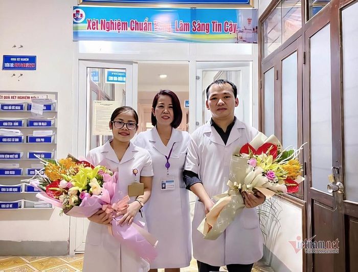 Bác sĩ Băng (trái) nhận hoa trước lúc lên đường, hứa với người yêu sẽ về tổ chức lễ cưới khi hết dịch.