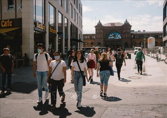 Người dân di chuyển trên đường phố tại Bonn, Đức. Ảnh: THX/TTXVN