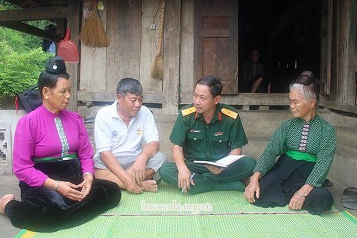 Cán bộ Ban CHQS huyện Mường La tuyên truyền chính sách pháp luật của Nhà nước cho người dân.