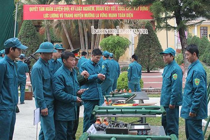 Cán bộ, chiến sĩ Ban CHQS huyện Mường La tham quan học cụ huấn luyện tại Lễ ra quân huấn luyện.