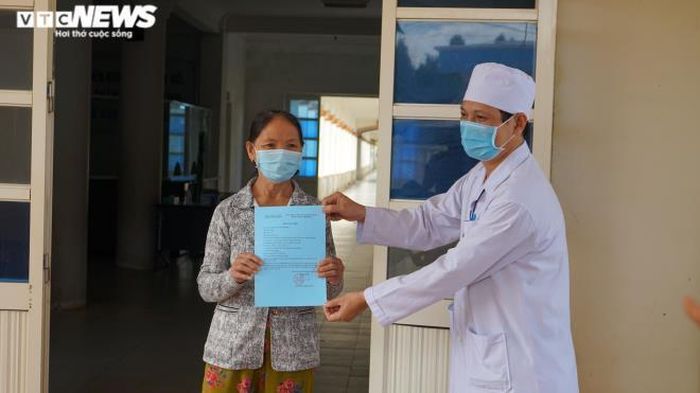 Bệnh nhân 621 nhận quyết định xuất viện.