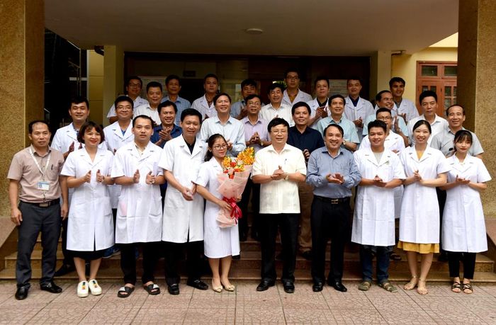 Lãnh đạo tỉnh, Sở Y tế và các đơn vị gặp mặt, tặng hoa cho y bác sĩ tăng viện cho Đà Nẵng