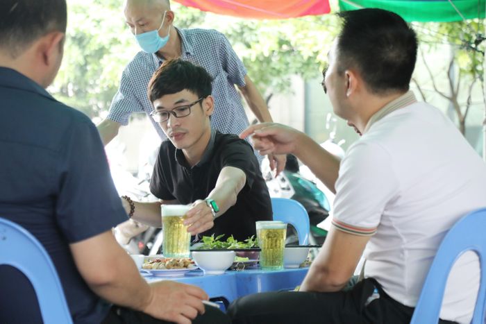 Các quán nhậu, quán ăn vỉa hè vẫn đông khách.