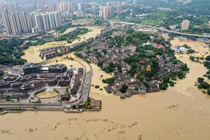 Dòng nước lũ đục ngầu bao vây các khu dân cư dọc theo hai bên bờ sông. Trong khi đó, bão số 4, tên quốc tế là Higos đã đổ bộ vào phía nam Trung Quốc tiếp tục gây mưa lớn cho khu vực. Ảnh: Getty.