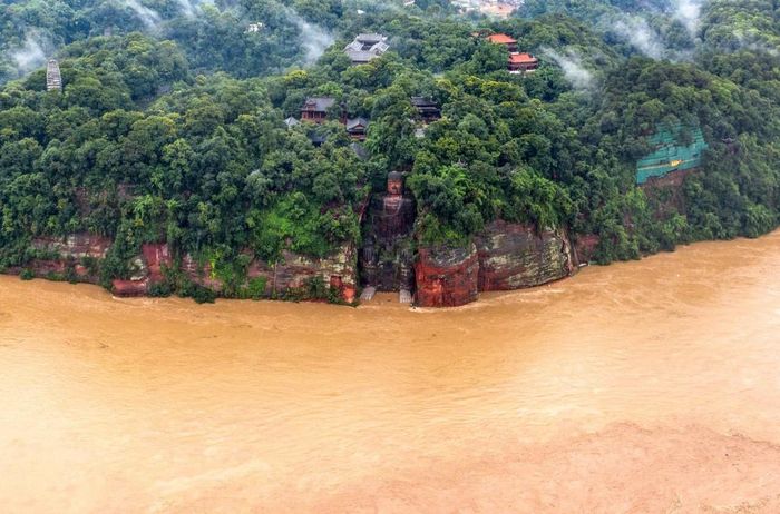 Lần đầu tiên kể từ năm 1949, mực nước sông Trường Giang ngập tới ngón chân của Lạc Sơn Đại Phật ở tỉnh Tứ Xuyên. Chính quyền tỉnh Tứ Xuyên đã nâng mức cảnh báo lũ lụt trên sông Trường Giang lên mức cao nhất, khi một đợt mưa lớn tiếp tục trút nước xuống khu vực này. Ảnh: China News.