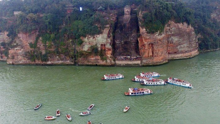 Bình thường, chân tượng Phật nằm rất cao so với mực nước trên sông. Người dân Trung Quốc có câu ngạn ngữ rằng nếu ngón chân của Phật bị ướt, Lạc Sơn sẽ ngập lụt. Ảnh: Getty.