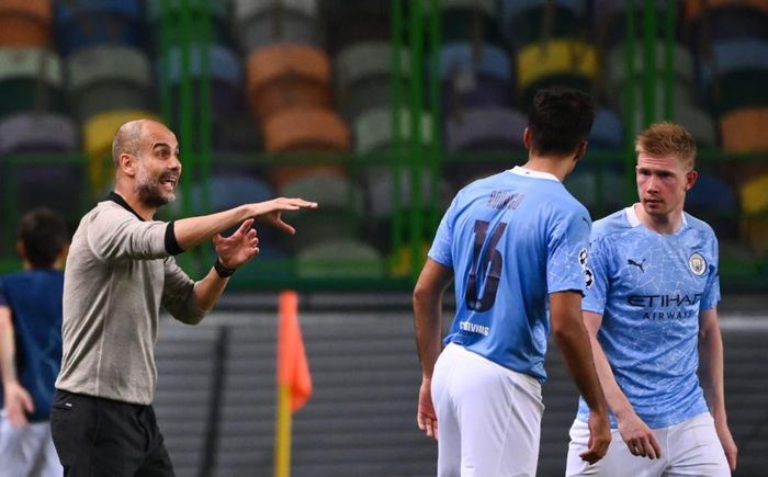  Pep suy nghĩ quá nhiều về chiến thuật khiến Man City tự làm khó mình. Ảnh: Getty. 
