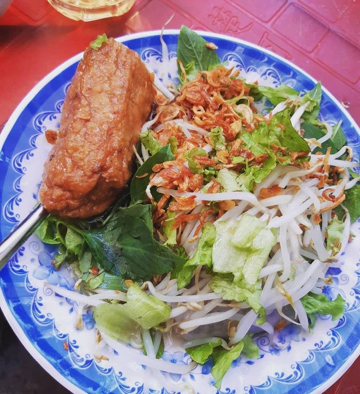 Ngoài ra, đặc biệt điểm riêng của quán là phần chả quế để nguyên thành khối bự, không cắt thành lát như những nơi khác. Quán chỉ mở buổi sáng từ 6h-12h hàng ngày. Địa chỉ: Hẻm 107 Vườn Chuối, quận 3, TP.HCM. Giá: 45.000 đồng. Ảnh: Trungleus, Haomaru87.