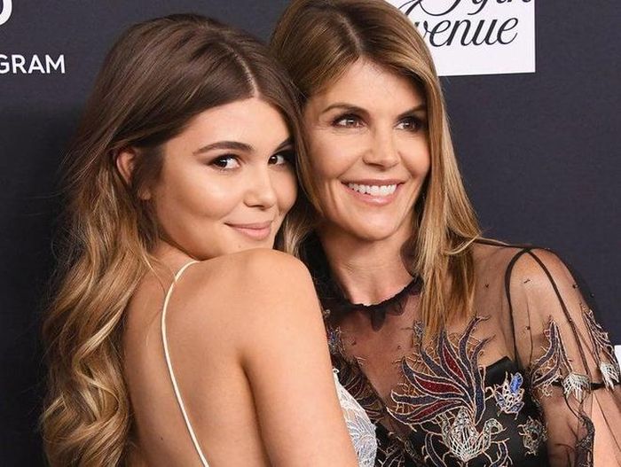  Hai mẹ con Lori Loughlin và Olivia Jade bị dư luận Mỹ căm ghét sau bê bối chạy trường. 