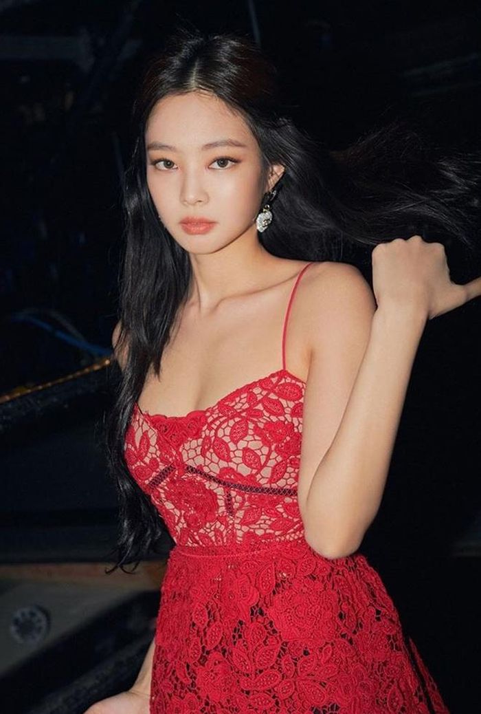 Gu thời trang của nữ ca sĩ nhà YG ngày càng gợi cảm. Ảnh: @jennierubyjane.