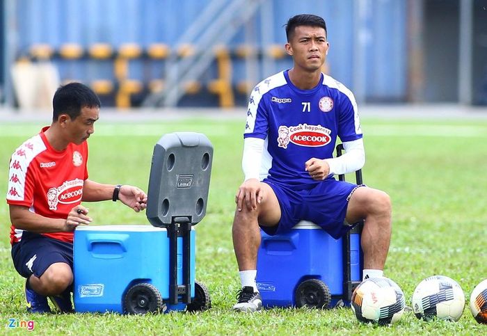  Còn hậu vệ Nguyễn Công Thành phải ngồi ngoài và tập giãn cơ vì chấn thương nhẹ. Anh không tham gia buổi tập sáng 21/8 cùng đội bóng. . 