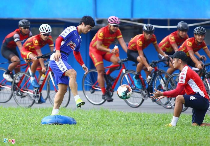  Công Phượng đang là "át chủ bài" của CLB TP.HCM sau khi tiền đạo Amido Balde bị thanh lý hợp đồng. Chấn thương gót chắc chắn ảnh hưởng đến cảm giác bóng của cầu thủ trưởng thành từ HAGL. Phượng đã có 7 bàn thắng cho đội ở mọi mặt trận trong nước và quốc tế. 