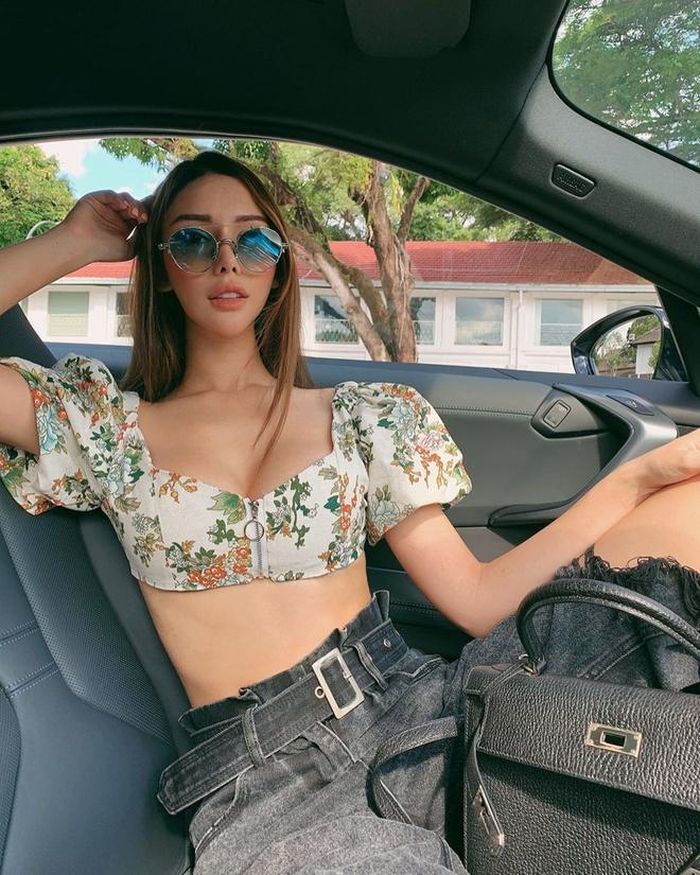 Jade là DJ, influencer nổi tiếng Singapore.