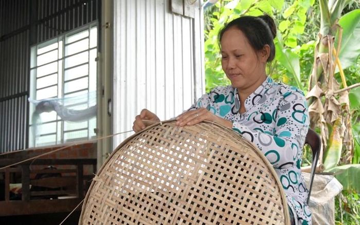 Chi Lê Thị Hồng, một thành viên của HTX.