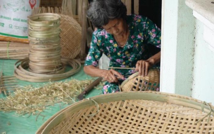 Cụ bà Phạm Thị Diễm Lệ đang làm nghề.
