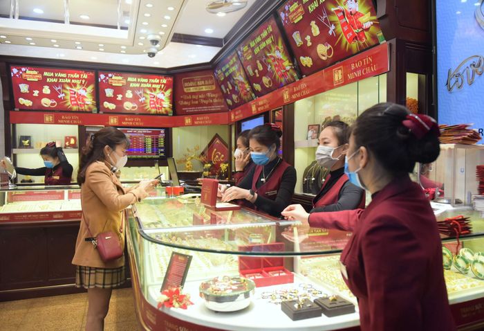 Giao dịch vàng miếng tại Hà Nội. Ảnh: VIẾT CHUNG